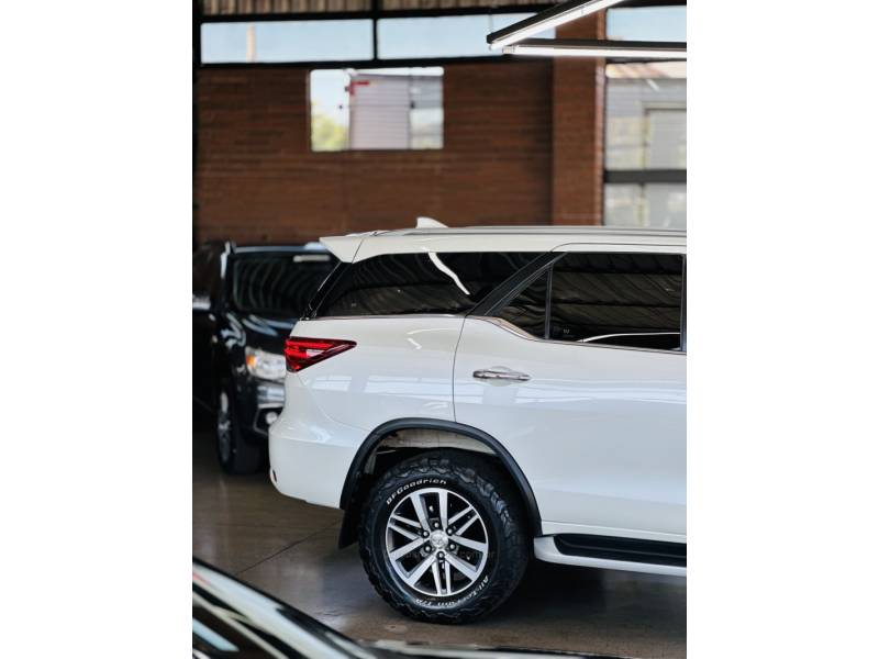 TOYOTA - HILUX SW4 - 2018/2018 - Branca - R$ 248.000,00