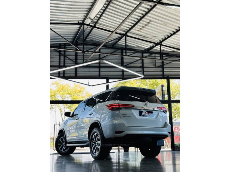TOYOTA - HILUX SW4 - 2018/2018 - Branca - R$ 248.000,00