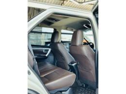 TOYOTA - HILUX SW4 - 2018/2018 - Branca - R$ 248.000,00