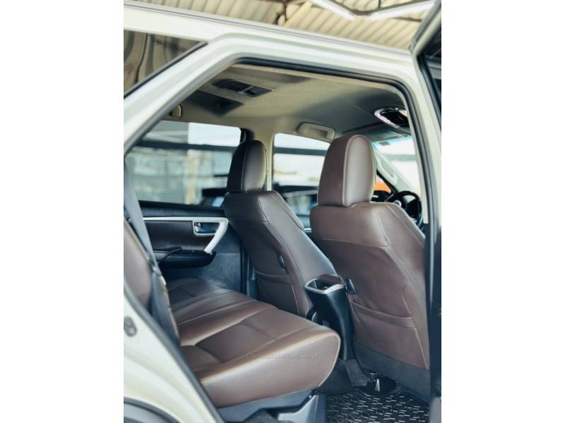 TOYOTA - HILUX SW4 - 2018/2018 - Branca - R$ 248.000,00