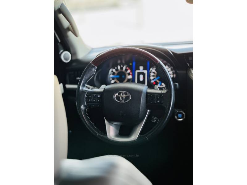TOYOTA - HILUX SW4 - 2018/2018 - Branca - R$ 248.000,00