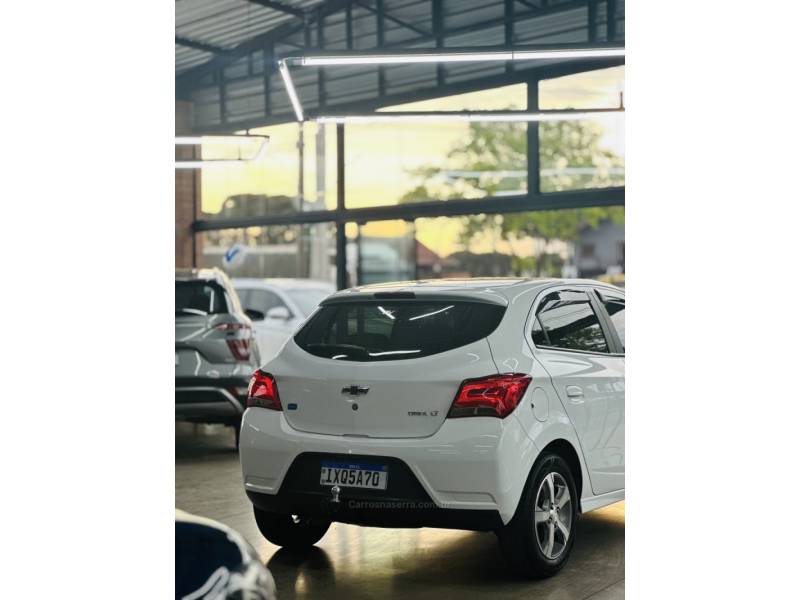 CHEVROLET - ONIX - 2017/2017 - Branca - R$ 58.900,00