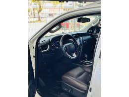 TOYOTA - HILUX SW4 - 2018/2018 - Branca - R$ 248.000,00