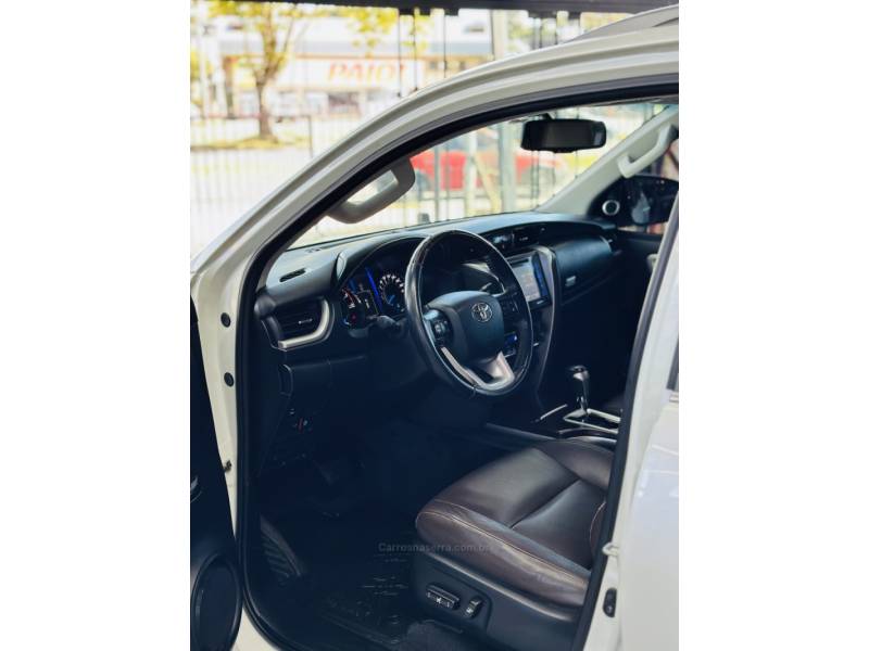 TOYOTA - HILUX SW4 - 2018/2018 - Branca - R$ 248.000,00