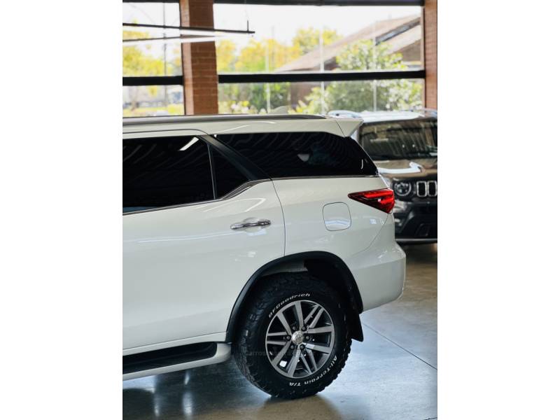 TOYOTA - HILUX SW4 - 2018/2018 - Branca - R$ 248.000,00