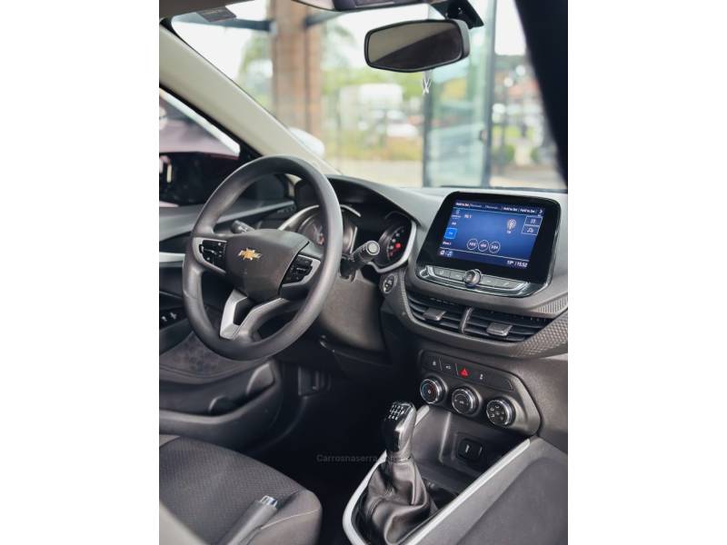 CHEVROLET - ONIX - 2023/2023 - Vinho - R$ 75.900,00