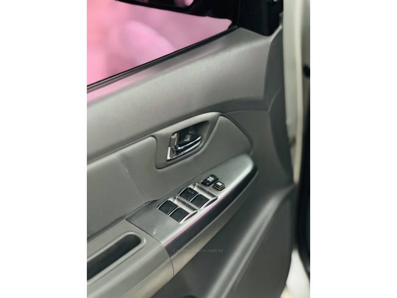TOYOTA - HILUX - 2014/2014 - Prata - R$ 134.900,00