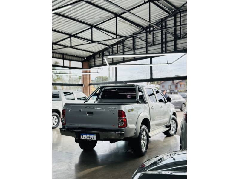 TOYOTA - HILUX - 2014/2014 - Prata - R$ 134.900,00