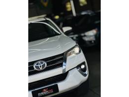 TOYOTA - HILUX SW4 - 2018/2018 - Branca - R$ 248.000,00