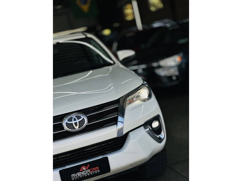 TOYOTA - HILUX SW4 - 2018/2018 - Branca - R$ 248.000,00