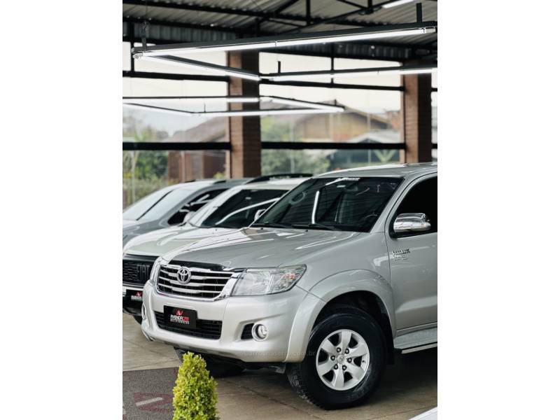 TOYOTA - HILUX - 2014/2014 - Prata - R$ 134.900,00