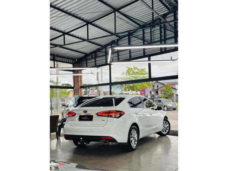 KIA MOTORS - CERATO - 2019/2019 - Branca - R$ 87.900,00