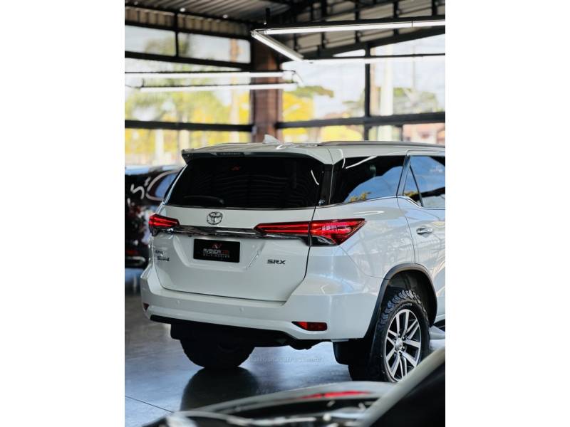 TOYOTA - HILUX SW4 - 2018/2018 - Branca - R$ 248.000,00