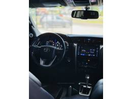 TOYOTA - HILUX SW4 - 2018/2018 - Branca - R$ 248.000,00