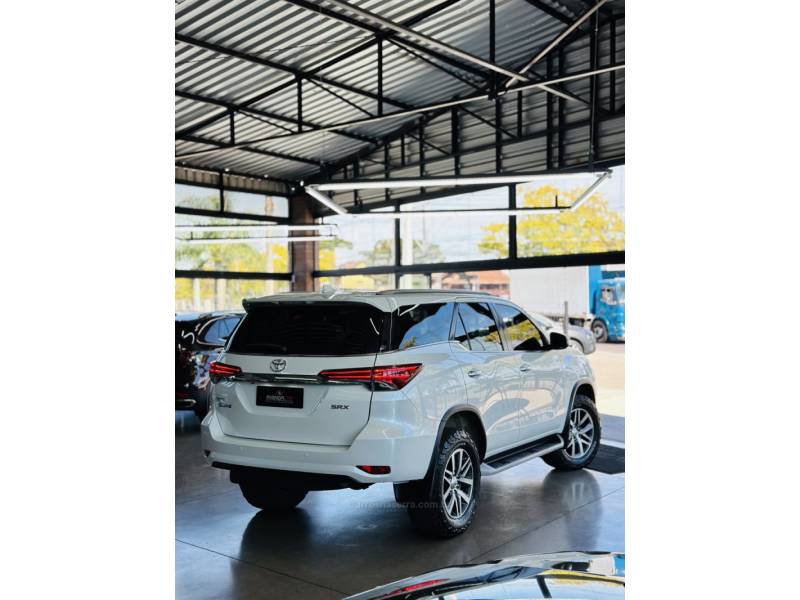 TOYOTA - HILUX SW4 - 2018/2018 - Branca - R$ 248.000,00