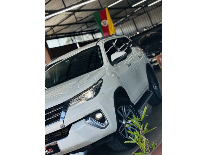 TOYOTA - HILUX SW4 - 2018/2018 - Branca - R$ 248.000,00