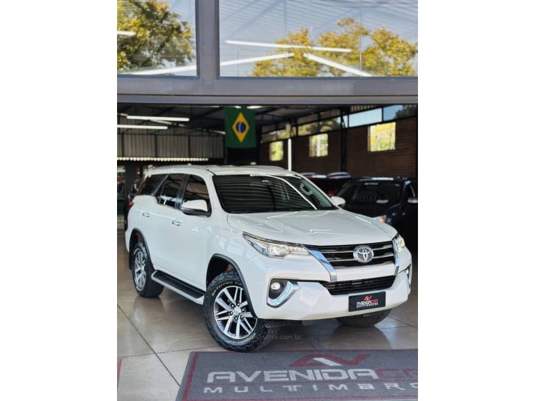 TOYOTA - HILUX SW4 - 2018/2018 - Branca - R$ 248.000,00