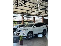 TOYOTA - HILUX SW4 - 2018/2018 - Branca - R$ 248.000,00
