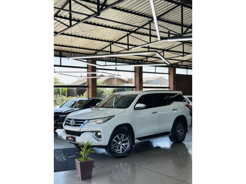 TOYOTA - HILUX SW4 - 2018/2018 - Branca - R$ 248.000,00
