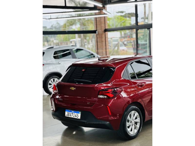 CHEVROLET - ONIX - 2023/2023 - Vinho - R$ 75.900,00