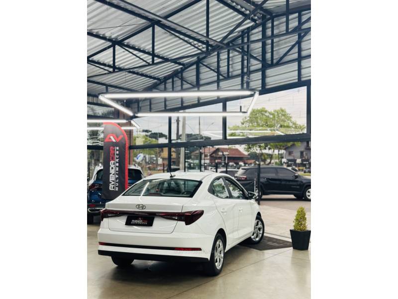 HYUNDAI - HB20S - 2023/2023 - Branca - R$ 79.900,00